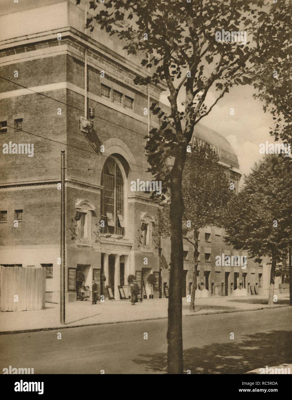 "Architektur für das Kino Palace in Shepherd's Bush', c 1935. Schöpfer: Yerbury. Stockfoto