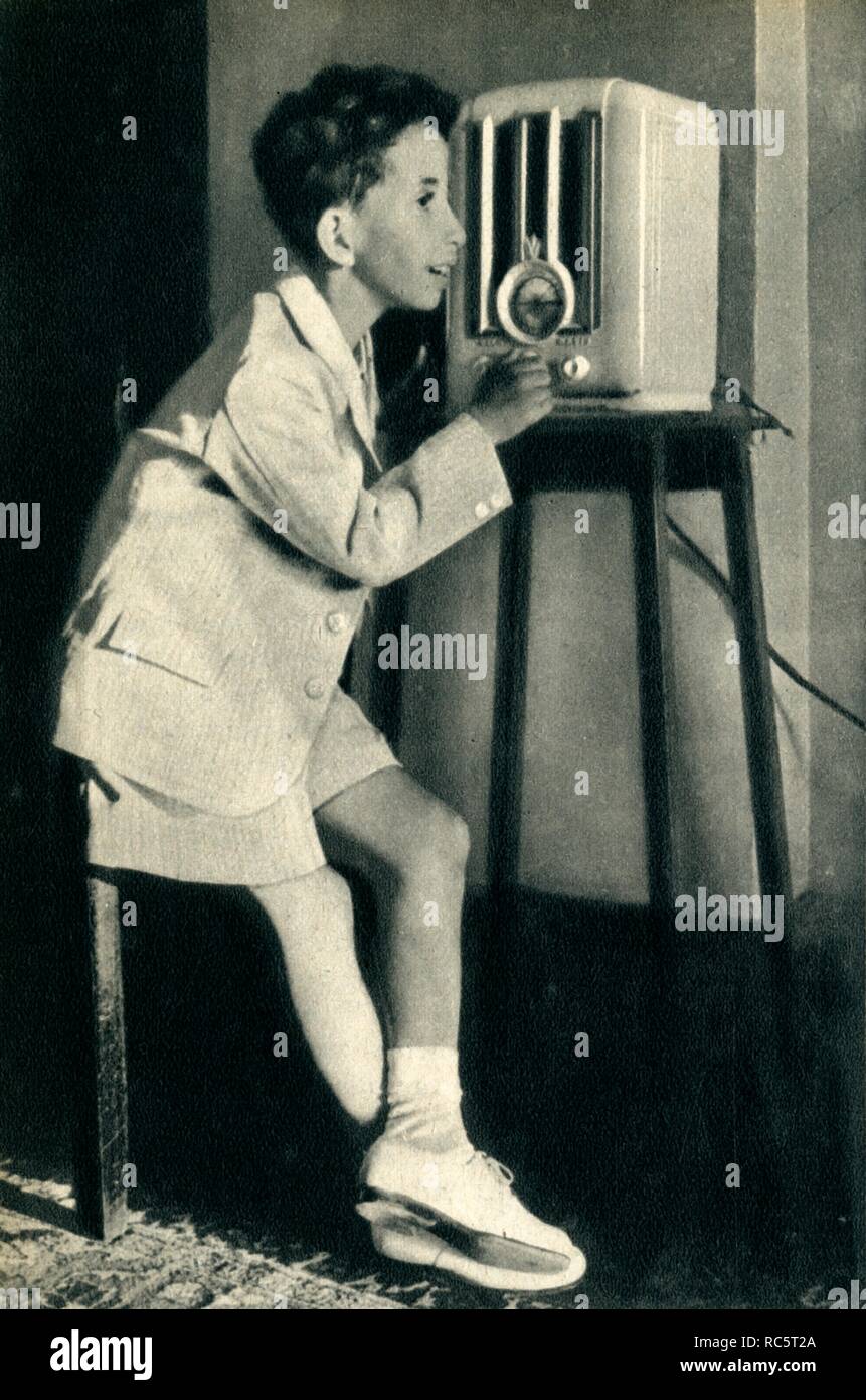 "König Faisal von Irak Hören zu einem Broadcast für seinen Geburtstag, die von der BBC', 1942 vorbereitet. Schöpfer: Unbekannt. Stockfoto