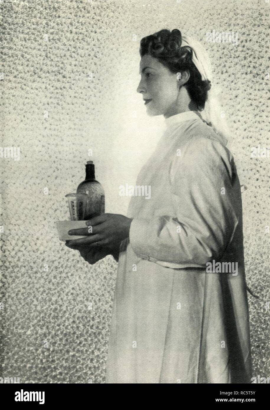 "Krankenpflege geordnete', c 1943. Schöpfer: Cecil Beaton. Stockfoto