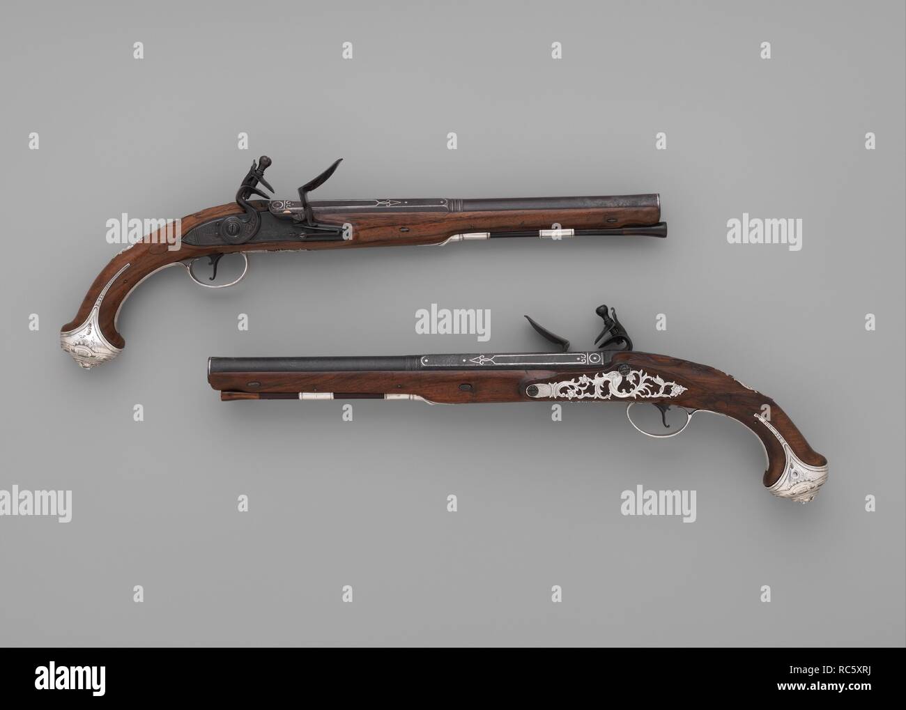 Paar Flintlock Pistolen. Kultur: Irische. Abmessungen: L. von jeweils 18 11/16 in. (47,5 cm); L. von jedes Fass 11 15/16 in. (30,3 cm); Cal. Jedes .69 in. (17,5 mm); Wt. Jeder 2 lb. 5 oz. (1048.9 g). Datum: Ca. 1775. Museum: Metropolitan Museum of Art, New York, USA. Stockfoto