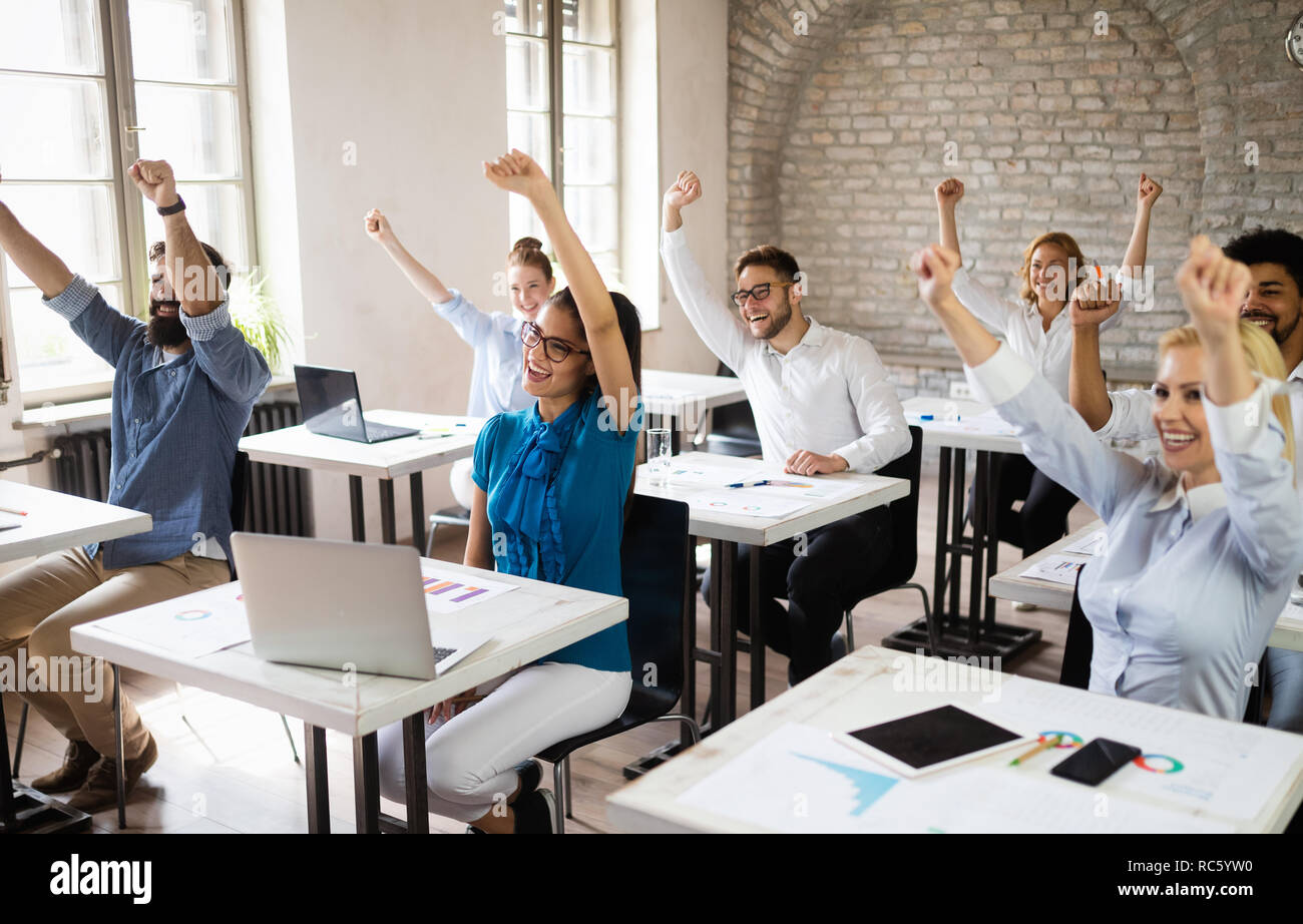 Erfolgreiche glücklichen Gruppe von Menschen lernen Software Engineering und Business während der Präsentation Stockfoto