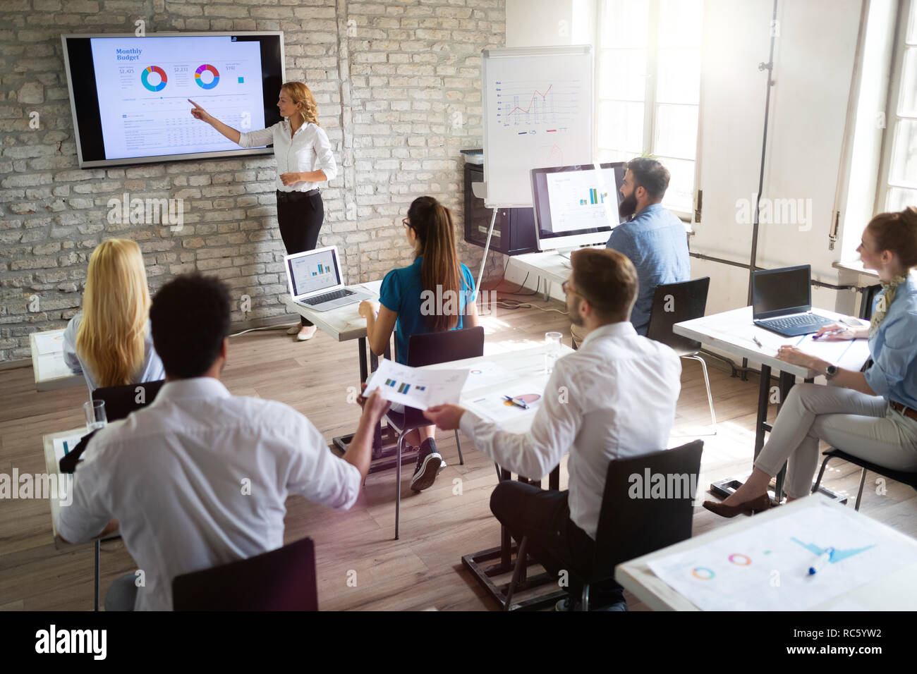 Erfolgreiche glücklichen Gruppe von Menschen lernen Software Engineering und Business während der Präsentation Stockfoto