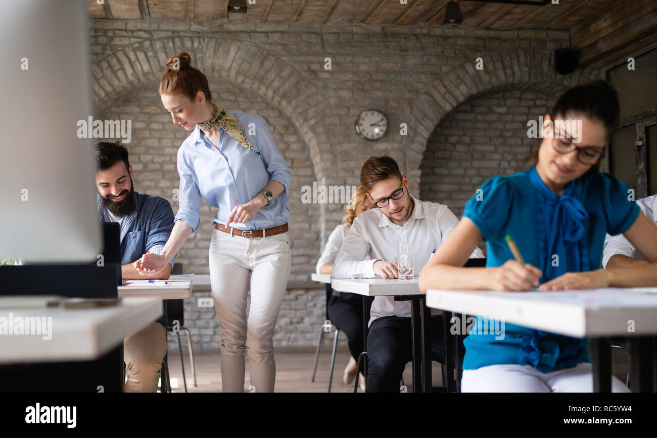 Erfolgreiche glücklichen Gruppe von Menschen lernen Software Engineering und Business während der Präsentation Stockfoto