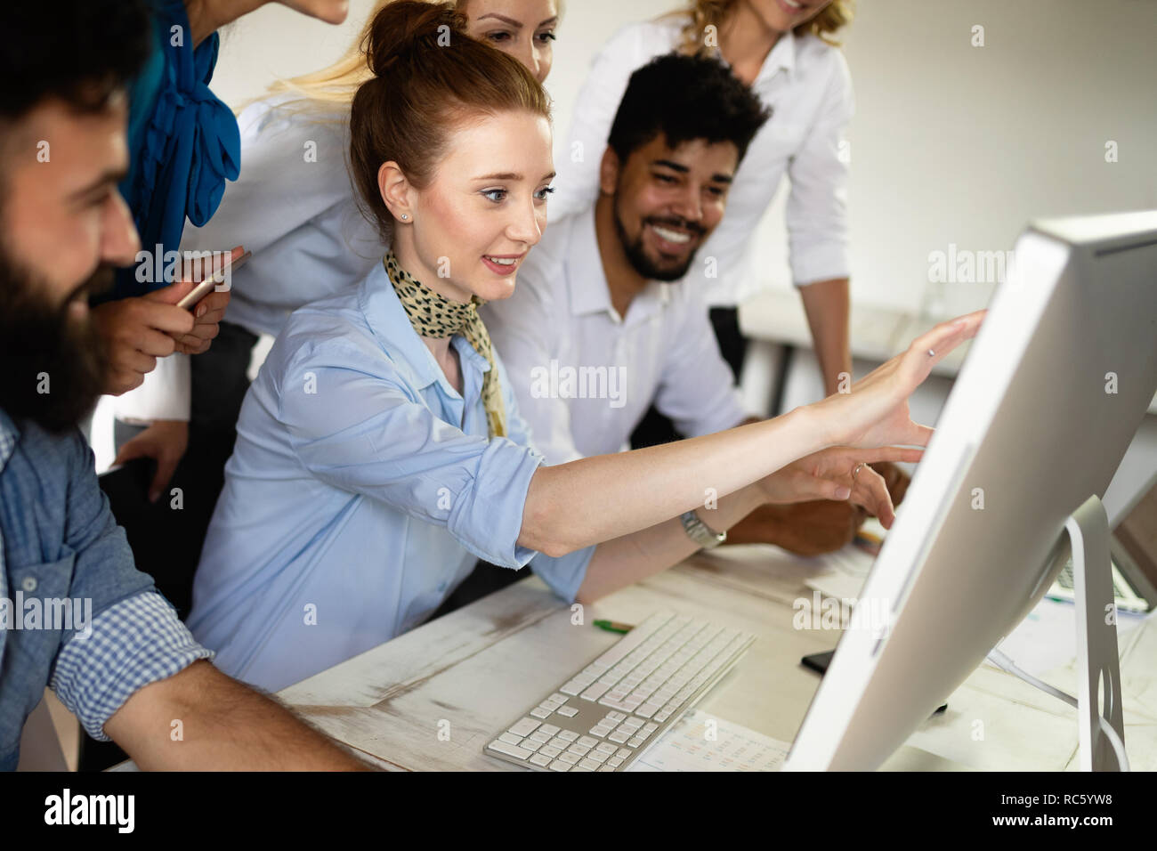 Erfolgreiche glücklichen Gruppe von Menschen lernen Software Engineering und Business während der Präsentation Stockfoto