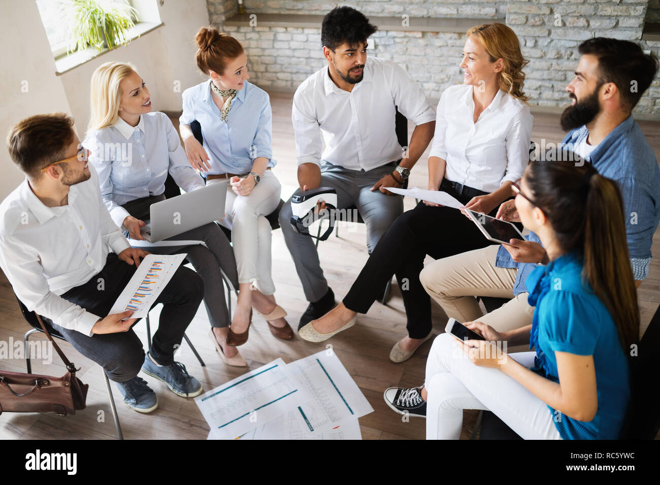 Erfolgreiche glücklichen Gruppe von Menschen lernen Software Engineering und Business während der Präsentation Stockfoto