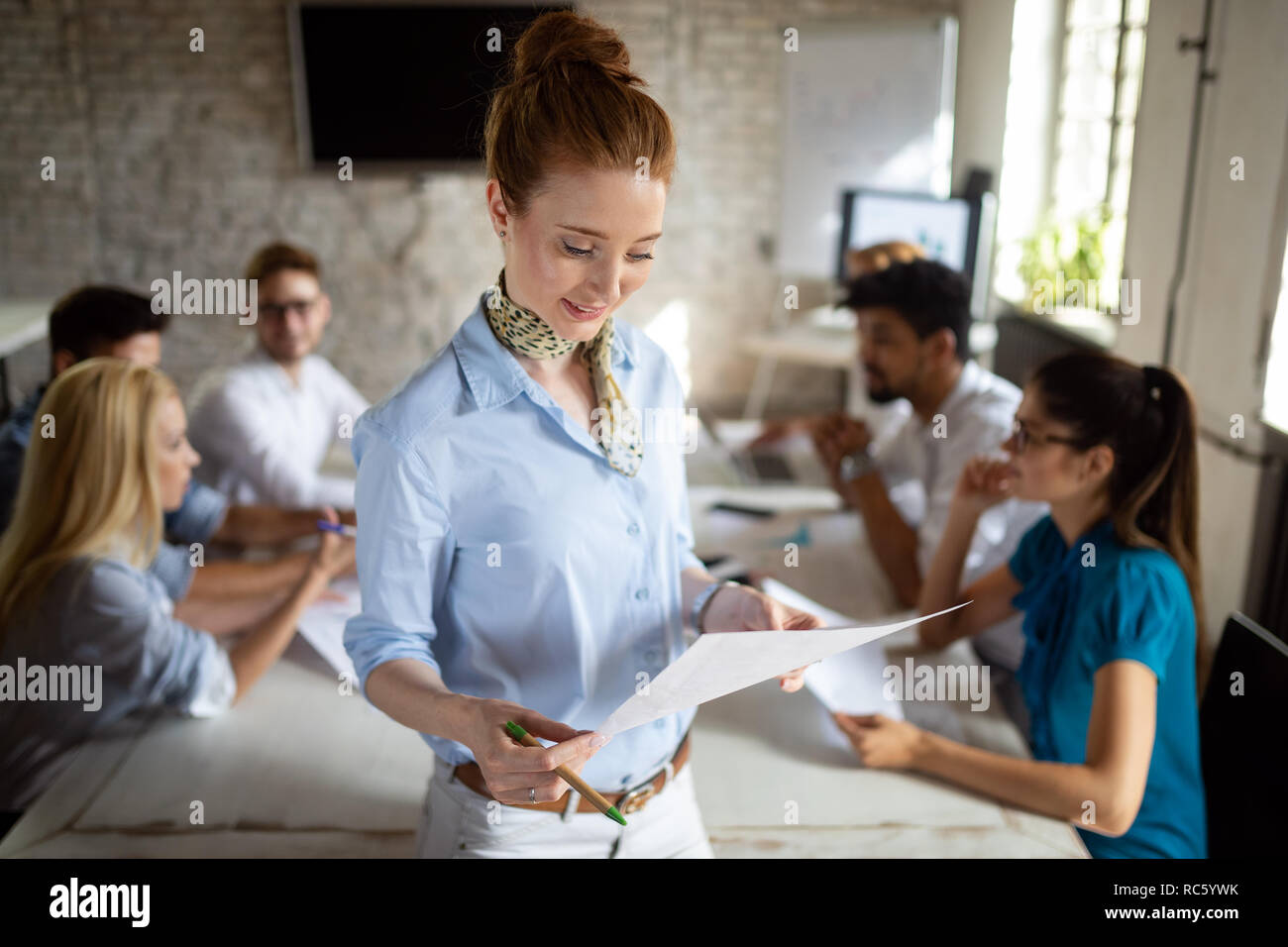 Erfolgreiche glücklichen Gruppe von Menschen lernen Software Engineering und Business während der Präsentation Stockfoto