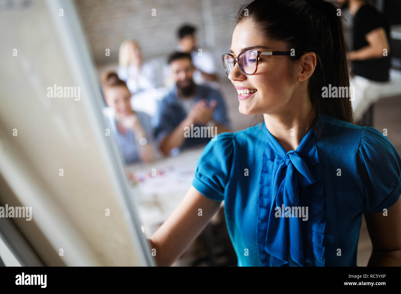 Erfolgreiche glücklichen Gruppe von Menschen lernen Software Engineering und Business während der Präsentation Stockfoto