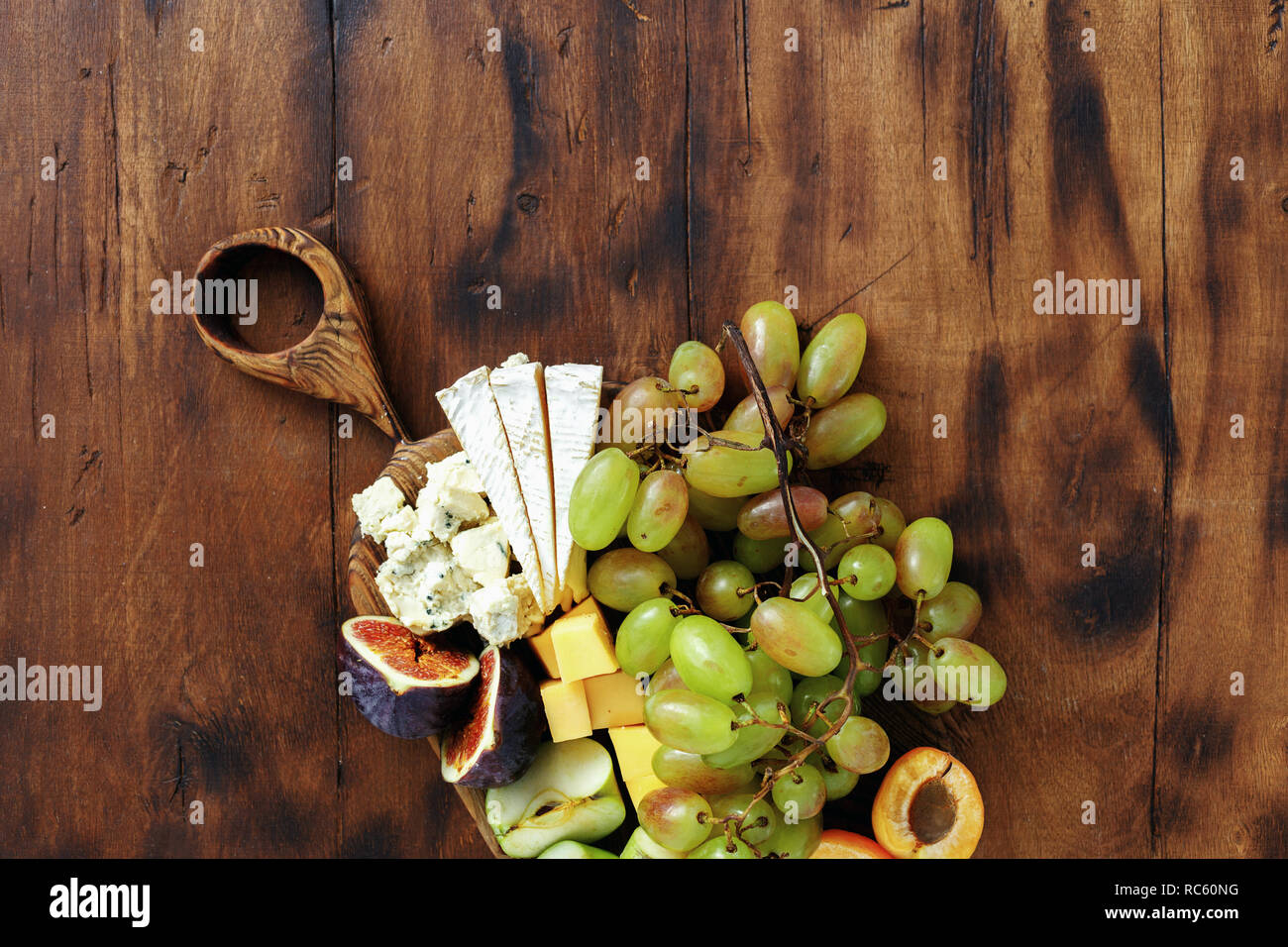 Vorspeisen Tabelle und Wein. Obst und Käse auf dem Holzbrett. Wein Vorspeisen Stockfoto