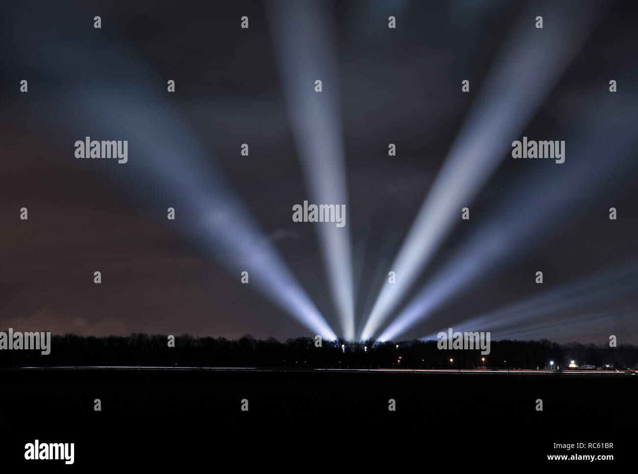Strahler leuchten in der Nacht im dunklen Himmel Stockfotografie - Alamy