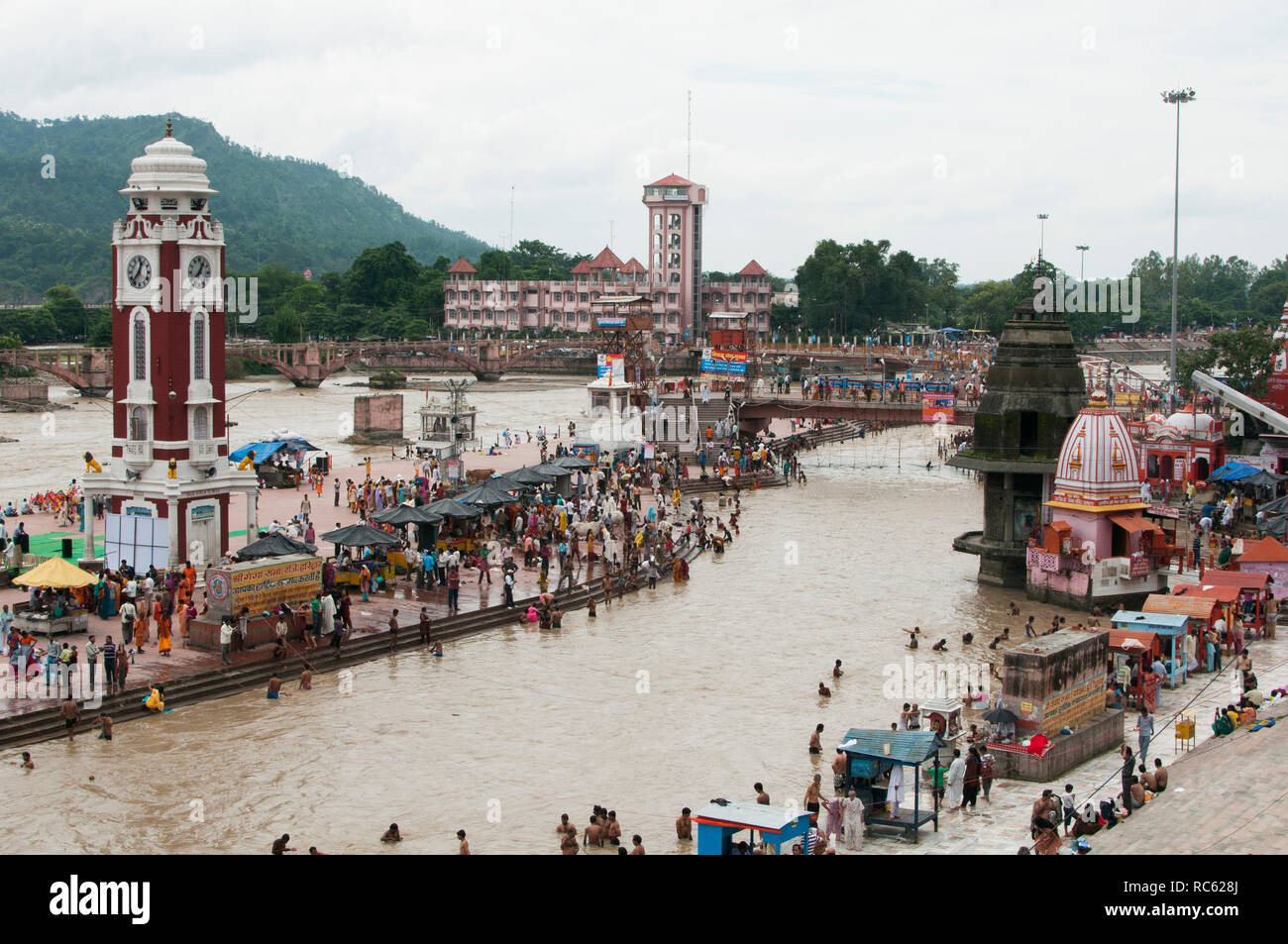 Hardiwar, Uttarakhand/Indien, 19. August 2011: Leute baden in dem heiligen Fluss Ganges Stockfoto