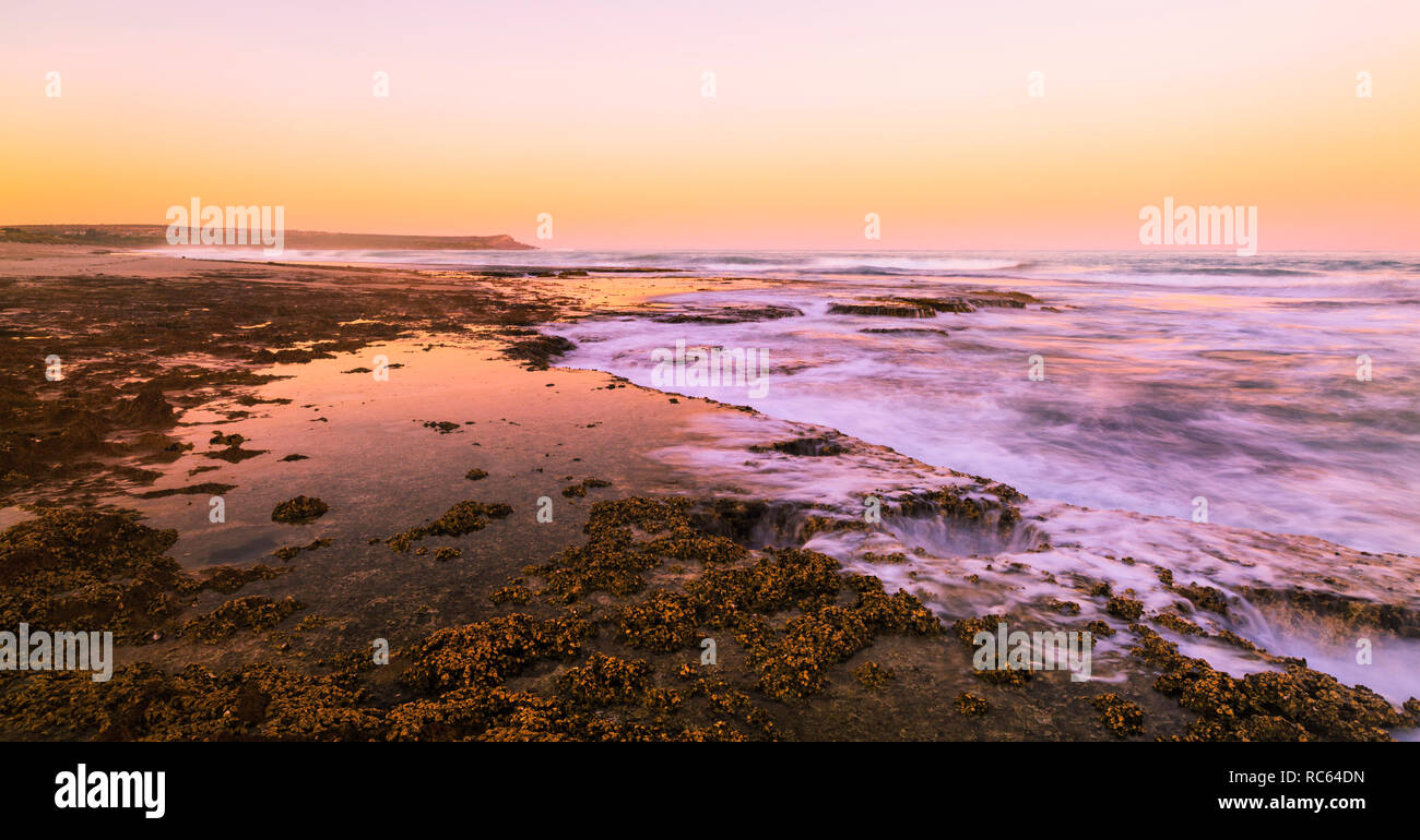 Kalbarri, Western Australia. Die Limestone Coast am Blauen Löcher mit Red Bluff in der Ferne. Stockfoto