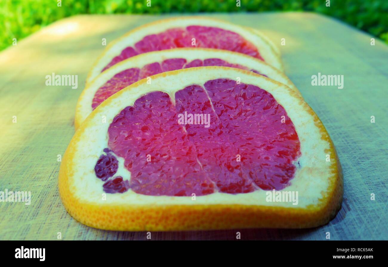 Grapefruit Schichten auf Holz Stockfoto