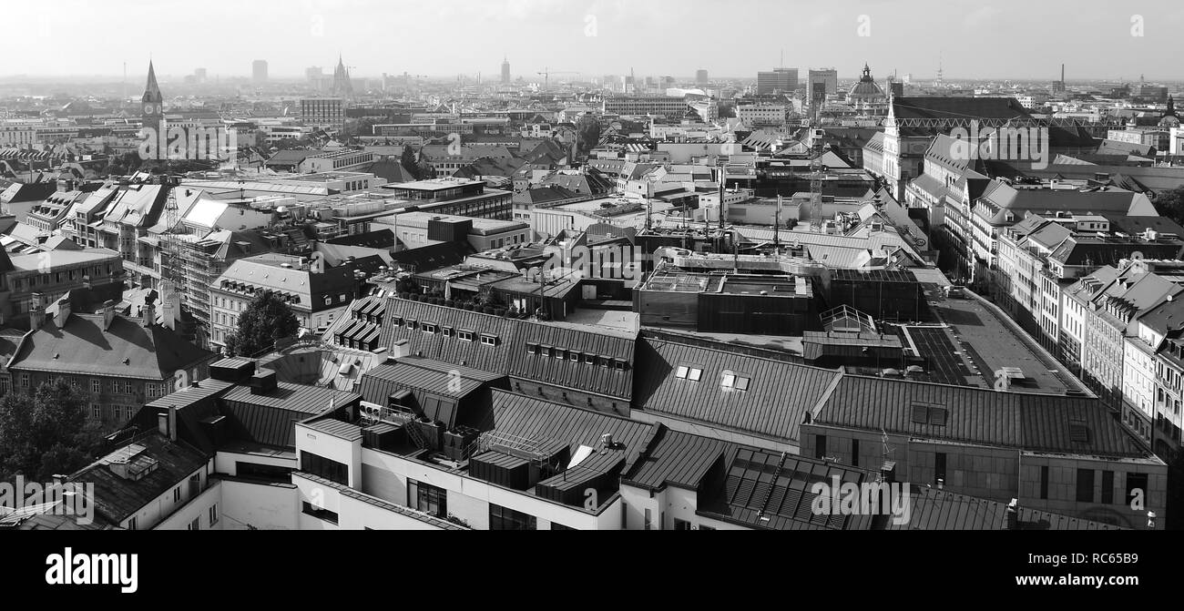 Skyline von München über den Dächern erfasst Stockfoto