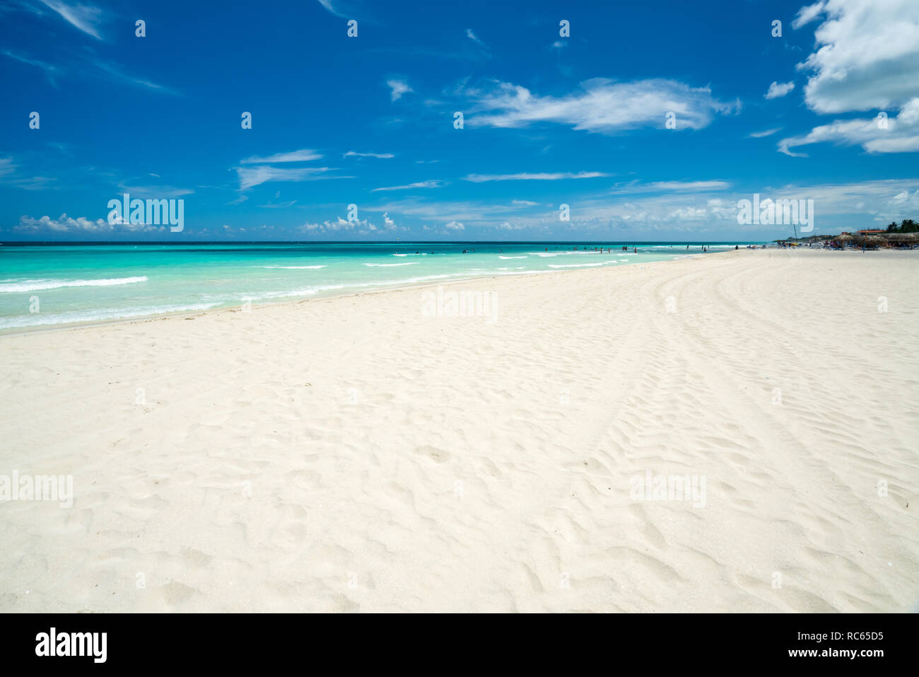 Großartiger Strand von Varadero, der an einem sonnigen Tag, feinen, weißen Sand und Türkis und Grün Karibik, Kuba. hrizontal Foto, kopieren. Stockfoto