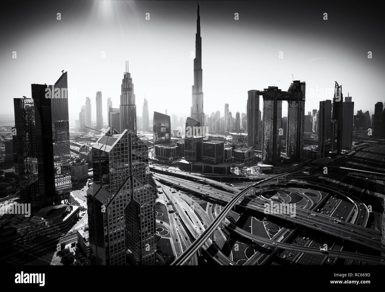 Blick auf die Skyline von Downtown District in Dubai mit dem Burj Khalifa tower prominent, Vereinigte Arabische Emirate Stockfoto