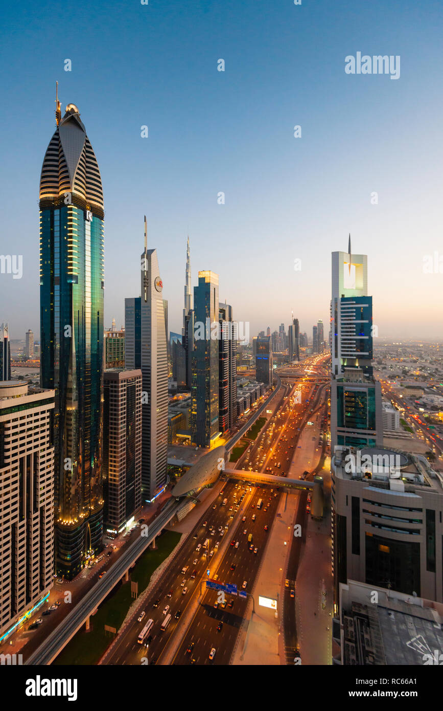 Blick auf die Skyline von Dubai und Wolkenkratzer Futter der Sheikh Zayed Road in der Nacht in Dubai, Vereinigte Arabische Emirate Stockfoto