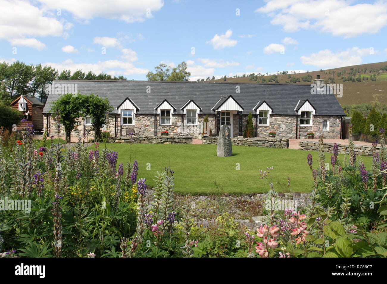 Traditionelle, umgebaute Farm Steading, eingeschossige schottische Scheune aus Naturstein, die in Inverey, Braemar, Cairngorms National Park, Schottland, Großbritannien, umgewandelt wurde Stockfoto