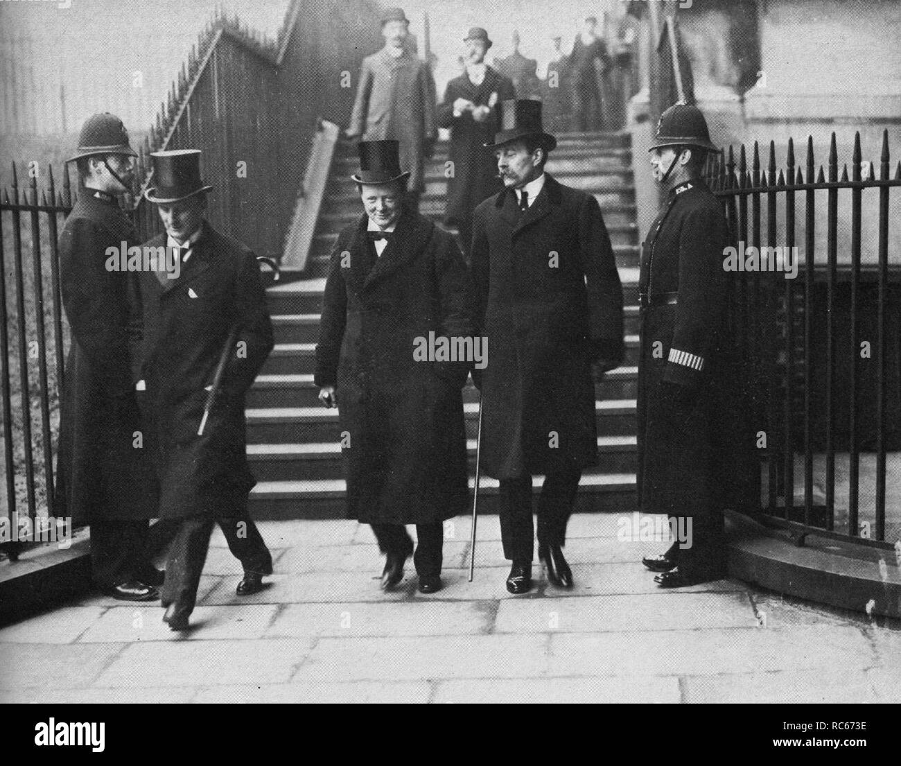 Sir Edward Grey, Winston Churchill und Lord Crewe Verlassen einer Kabinettssitzung nach dem Sieg der Liberalen bei den allgemeinen Wahlen am 14. Februar 1910 Stockfoto