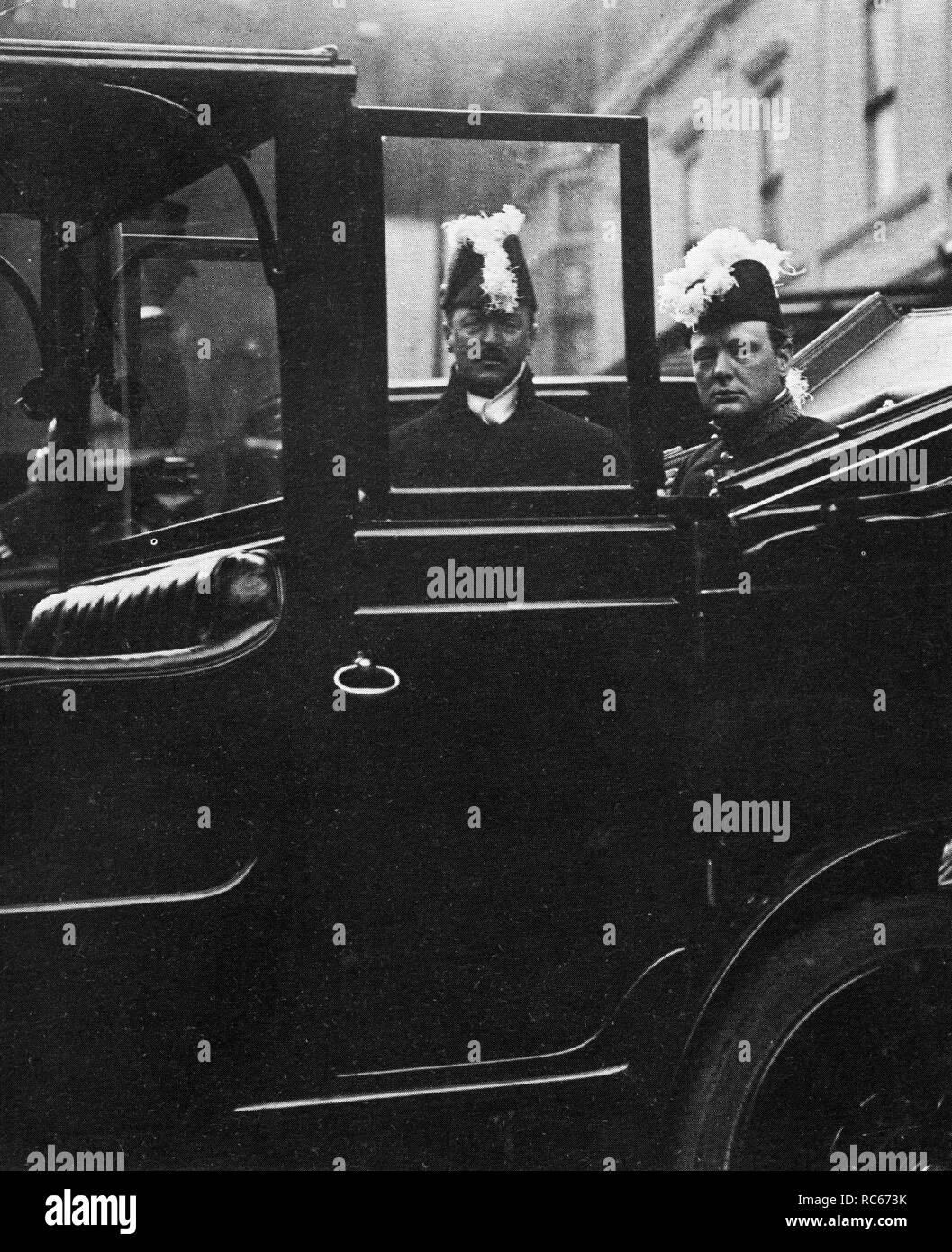 Winston Churchill und sein Cousin, der Herzog von Marlborough, fahren zum Bucking Palast für die Privy Council Sitzung nach dem Beitritt von George V. 6. Mai 1910 Stockfoto