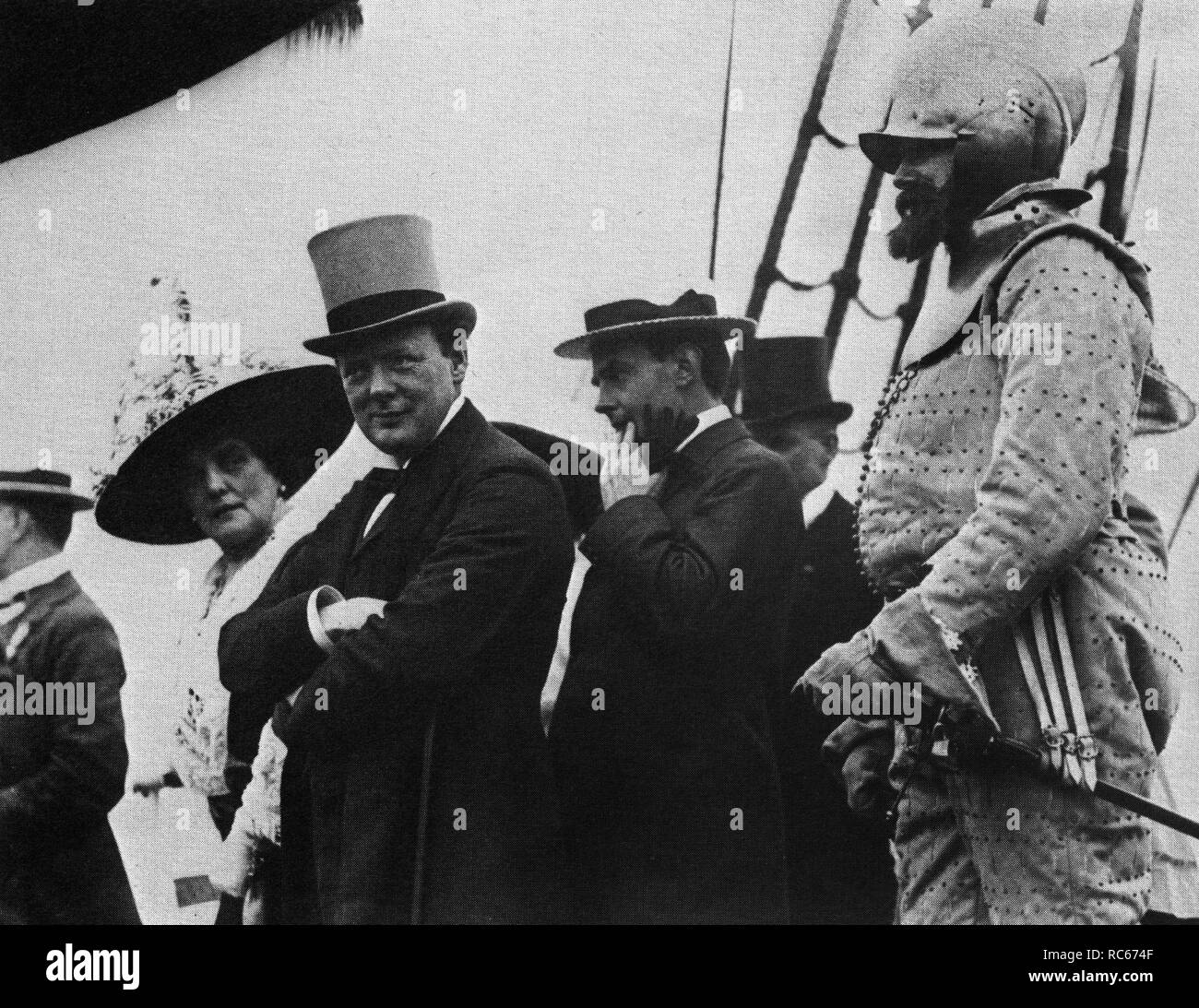 Dame mit ihrem Sohn Randolph Churchill Winston und sein Privatsekretär Eddie Marsh am Earls Court auf Armada Tag. 29. Juli 1912 Stockfoto