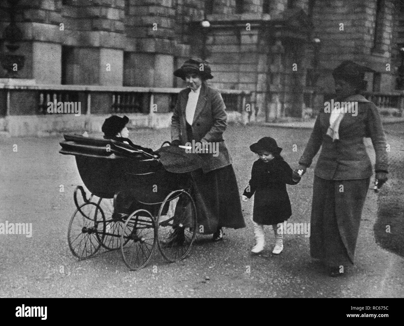 Winston Churchill nur zwei Kinder, Randolph und Diana wandern mit ihrem Kindermädchen außerhalb Admiralty House. 1913 Stockfoto