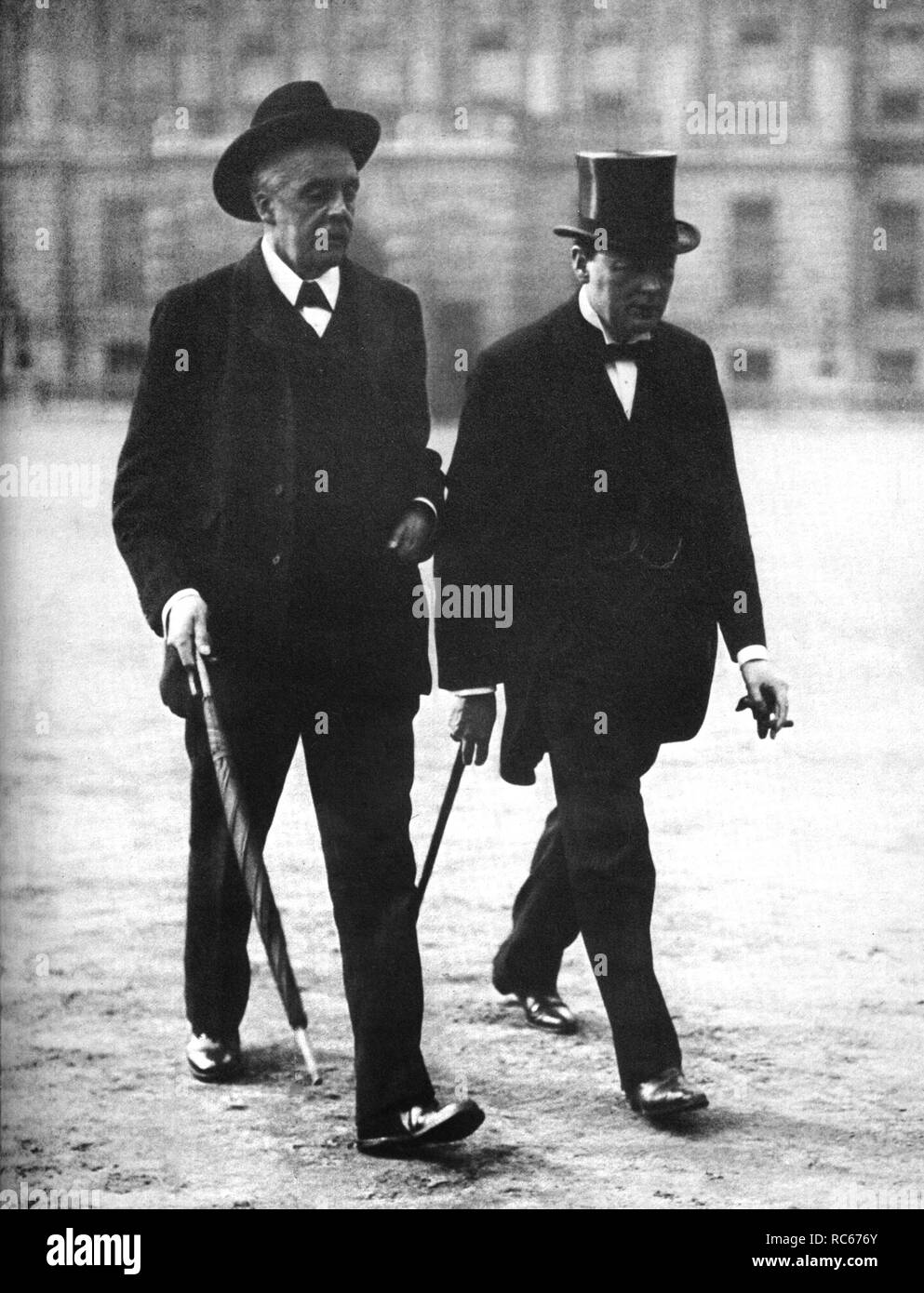 Winston Churchill und ehemaliger Premierminister, A. J. Balfour gehen über Horse Guards Parade. Mai 1915. Stockfoto