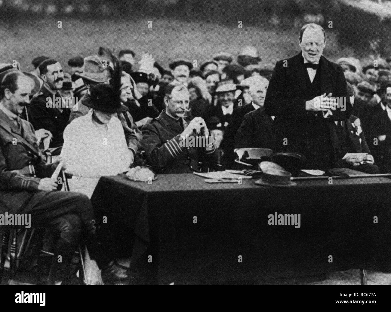 Winston Churchill Adressen Munitionsarbeiter in Enfield. Seine Frau zu seiner Rechten. 18. September 1915 Stockfoto