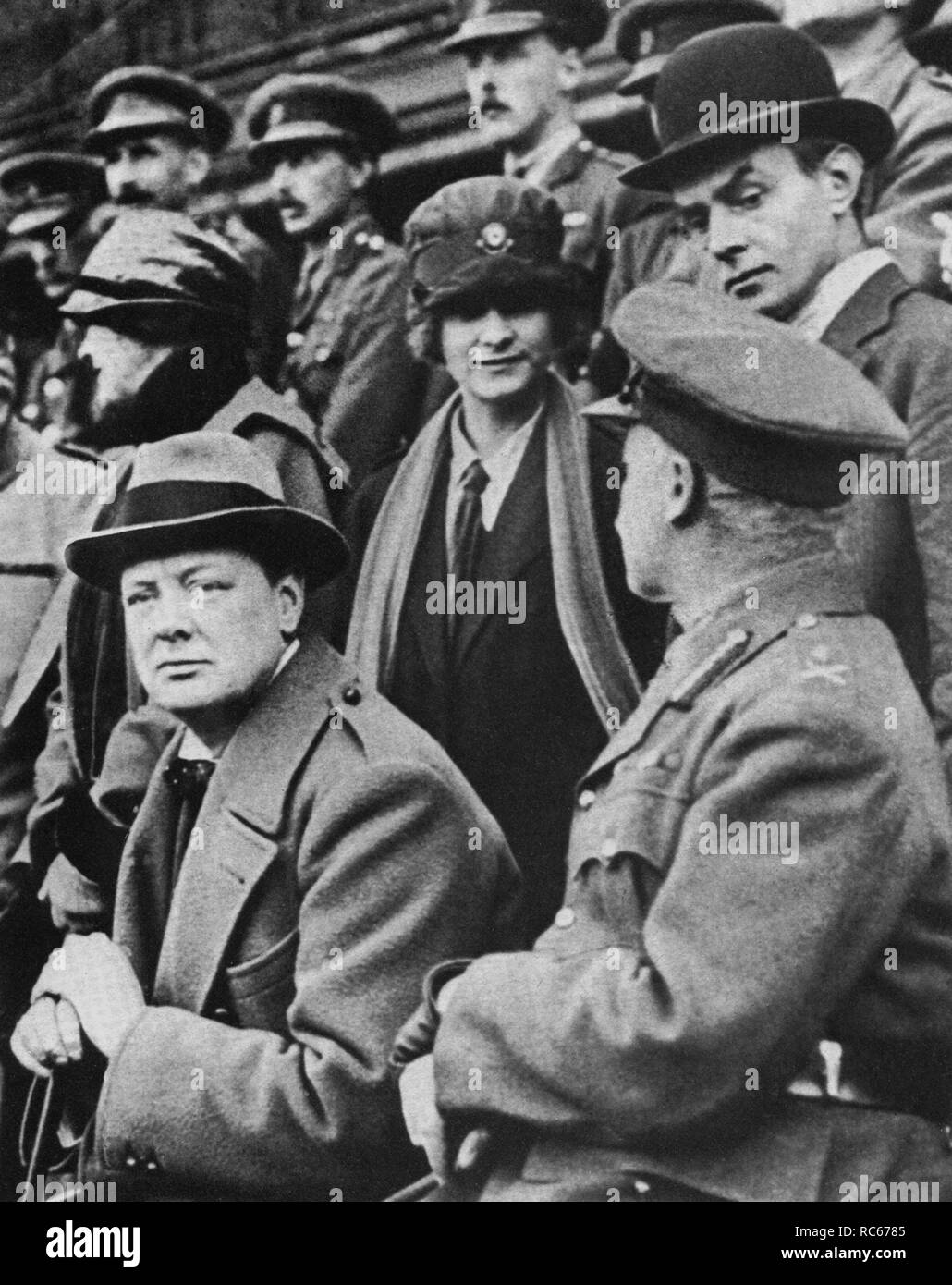 Winston Churchill beobachtet den vormarsch britischer Truppen, Eddie Marsh hinter Churchill in Melone Hut. Lille, 29. Oktober 1918 Stockfoto
