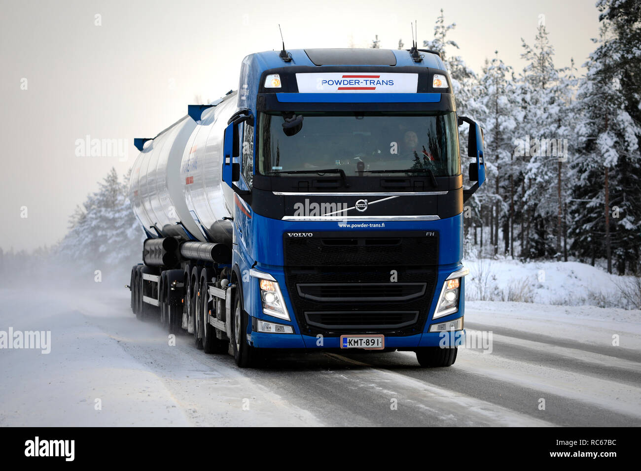 Salo, Finnland - Dezember 23, 2018: Volvo FH Bulk Transport Lkw vorne fahren auf verschneiten Straßen in den arktischen Bedingungen, mit Fernlicht leuchtet kurz auf. Stockfoto