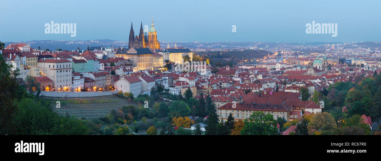 Prag - das Panorama der Stadt mit der Burg und der St. Veits Dom in der Abenddämmerung. Stockfoto