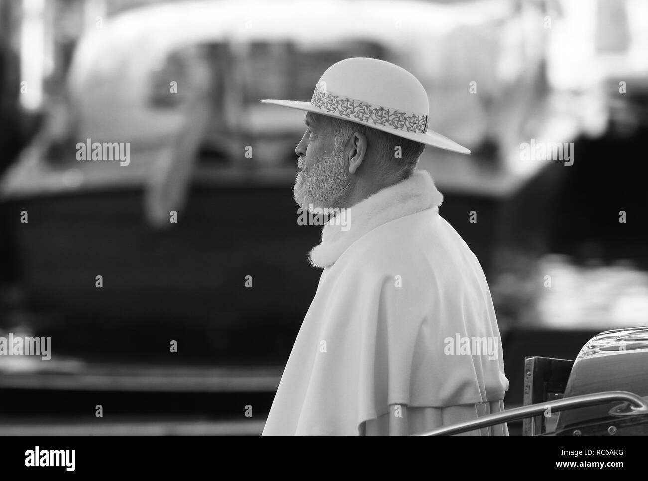 Venedig, Italien. 11 Jan, 2019. Der Schauspieler John Malkovich während der Dreharbeiten zum Film "Der neue Papst" von Paolo Sorrentino in Venedig Canal Grande Credit: Unabhängige Fotoagentur/Alamy leben Nachrichten Stockfoto