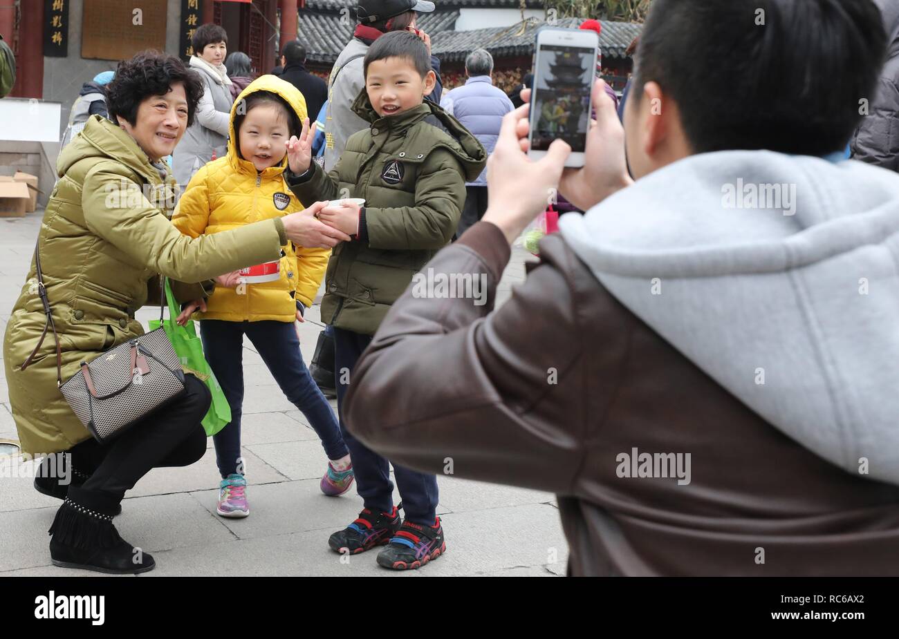 (190114) - Peking, Jan. 14, 2019 (Xinhua) -- Menschen posieren für ein Foto, während eine Schüssel mit Laba Brei in Shanghai, China, Jan. 13, 2019. Die Laba porridge ist von einem Dutzend Sorten von Getreide einschließlich Glutenhaltigen Reis, Hirse, Sorghum, Erbsen, getrocknet, Lotus Samen, und rote Bohnen. "Laba' fällt am achten Tag des zwölften Mondmonats. Die Laba Festival gilt als Auftakt für das Frühlingsfest oder chinesische Mondjahr, das am 5. Februar dieses Jahres fällt. Die Chinesen glauben, dass das Festival Mahlzeit der Laba Congee Die glücksverheissenden Bedeutung eines gemeinsamen Wunsch zur Ernte einen Bären Stockfoto