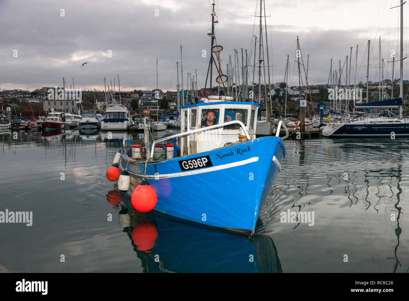 Kinsale, Cork, Irland. 14. Januar, 2019. Fischerboot Naomh Ríoch mit Skipper Elton O'Hea und Helfer Barry Fitzgearld die Pier in Kinsale, Co Cork verlassen vor der Morgendämmerung für Garnelen und Muscheln vor der Küste. Quelle: David Creedon/Alamy leben Nachrichten Stockfoto