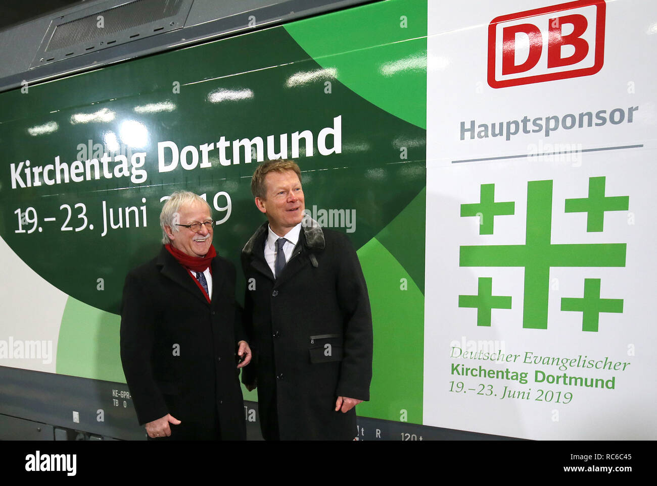 Berlin, Deutschland. 14 Jan, 2019. Bahn Chef Richard Lutz (r) und Journalist Hans Leyendecker, Präsident der Kirchentag 2019, präsentieren eine Deutsche Bahn Lokomotive mit dem Kirchentag 2019 Logo am Hauptbahnhof. Die Bahn ist der Hauptsponsor und Partner für Mobilität des Evangelischen Kirchentag, der in Dortmund vom 19. bis 23. Juni. Quelle: Wolfgang Kumm/dpa/Alamy leben Nachrichten Stockfoto