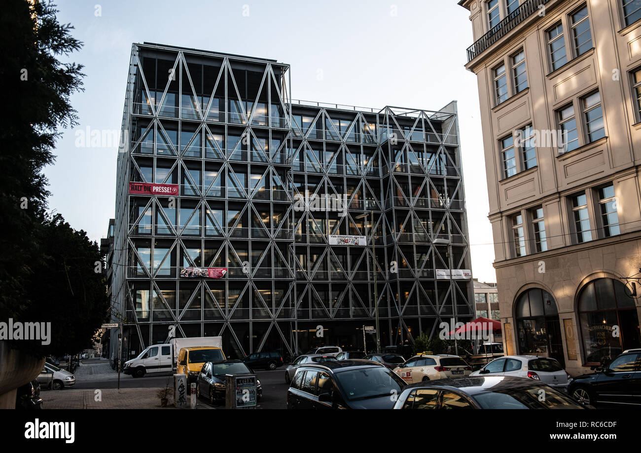 Berlin, Deutschland. 14 Jan, 2019. Die Redaktionen der 'taz' sind in dem mehrstöckigen Gebäude in der Friedrichstraße untergebracht. Am Morgen hatten mehrere Leute das Gebiet eingedrungen, greift eine der Mitarbeiter und das Aufstellen von Plakaten. Die Polizei beendete die kurzfristige Besetzung. Die 'taz' eine Nachricht über den Vorfall auf der Homepage veröffentlicht. Danach werden die eindringlinge waren Aktivisten der rechtsextremen Bewegung "Identität". Credit: Paul Zinken/dpa/Alamy leben Nachrichten Stockfoto