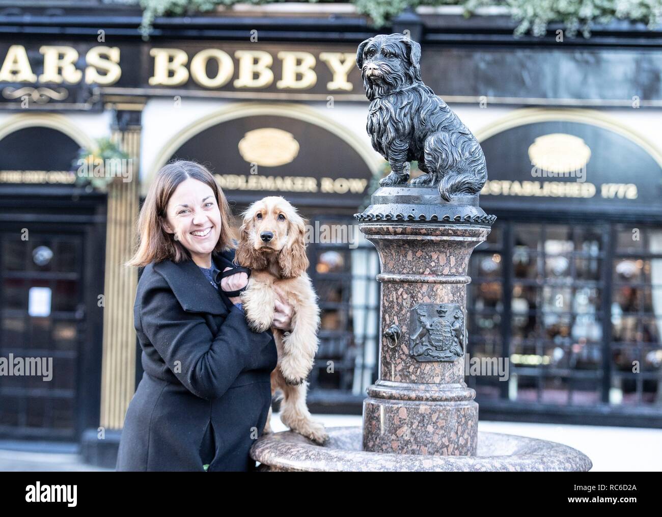 Edinburgh, Großbritannien. 14 Jan, 2019. Ehemalige schottische Labour leader, andere Kezia Dugdale feiert den 147. Jahrestag des Todes der berühmten Joybergman Bobby mit ihrem Hund Brodie. Die Veranstaltung, die von den Hunden Trust organisiert, feiert der Hund, der viele Jahre sitzen auf dem Meister Grab. Credit: Rich Dyson/Alamy leben Nachrichten Stockfoto
