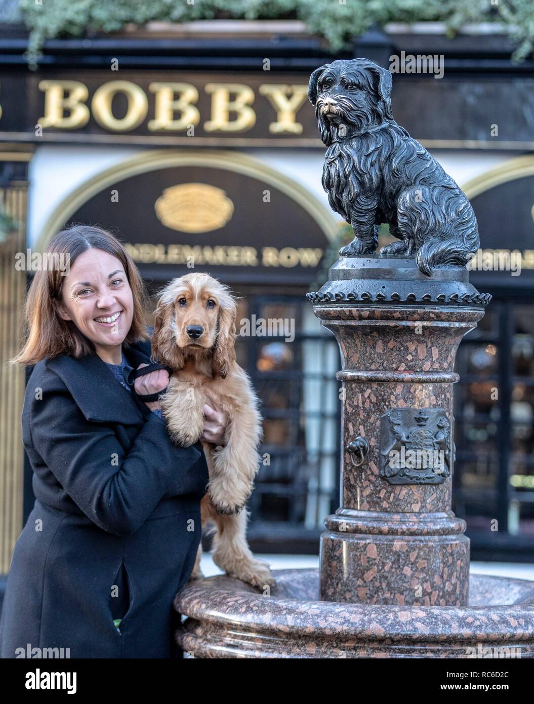 Edinburgh, Großbritannien. 14 Jan, 2019. Ehemalige schottische Labour leader, andere Kezia Dugdale feiert den 147. Jahrestag des Todes der berühmten Joybergman Bobby mit ihrem Hund Brodie. Die Veranstaltung, die von den Hunden Trust organisiert, feiert der Hund, der viele Jahre sitzen auf dem Meister Grab. Credit: Rich Dyson/Alamy leben Nachrichten Stockfoto