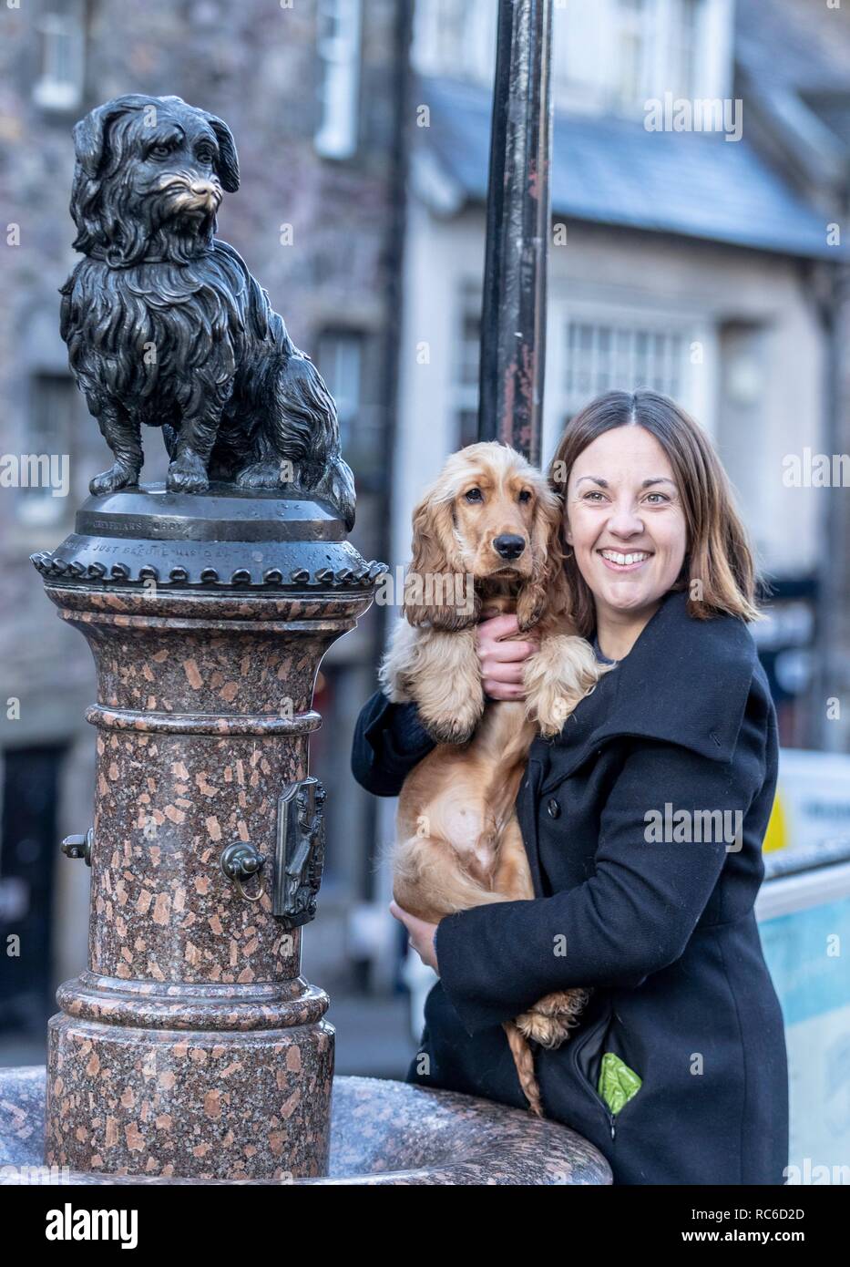 Edinburgh, Großbritannien. 14 Jan, 2019. Ehemalige schottische Labour leader, andere Kezia Dugdale feiert den 147. Jahrestag des Todes der berühmten Joybergman Bobby mit ihrem Hund Brodie. Die Veranstaltung, die von den Hunden Trust organisiert, feiert der Hund, der viele Jahre sitzen auf dem Meister Grab. Credit: Rich Dyson/Alamy leben Nachrichten Stockfoto