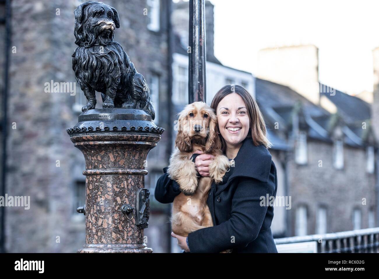 Edinburgh, Großbritannien. 14 Jan, 2019. Ehemalige schottische Labour leader, andere Kezia Dugdale feiert den 147. Jahrestag des Todes der berühmten Joybergman Bobby mit ihrem Hund Brodie. Die Veranstaltung, die von den Hunden Trust organisiert, feiert der Hund, der viele Jahre sitzen auf dem Meister Grab. Credit: Rich Dyson/Alamy leben Nachrichten Stockfoto