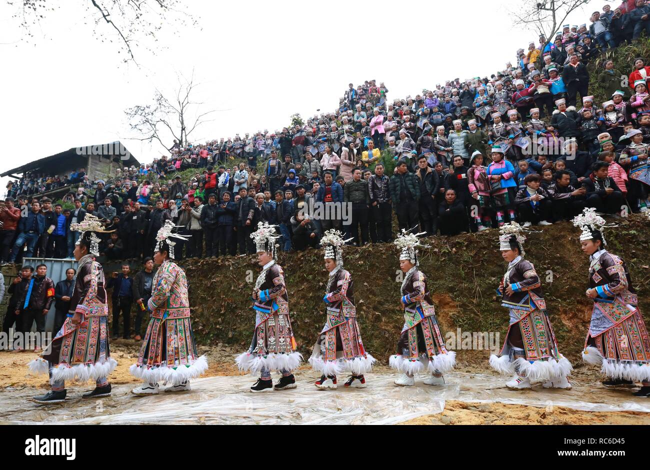Qiandongnan der chinesischen Provinz Guizhou. 13 Jan, 2019. Die Leute von Miao ethnische Gruppe durchführen Lusheng Tanz in der Feier der Guzang Youai Festival im Dorf Sanjiang County im Rongjiang County, im Südwesten Chinas Provinz Guizhou, Jan. 13, 2019. Guzang Festival ist das wichtigste Festival für den Miao Menschen Opfer ihrer Vorfahren zu bieten. Credit: Li Changhua/Xinhua/Alamy leben Nachrichten Stockfoto