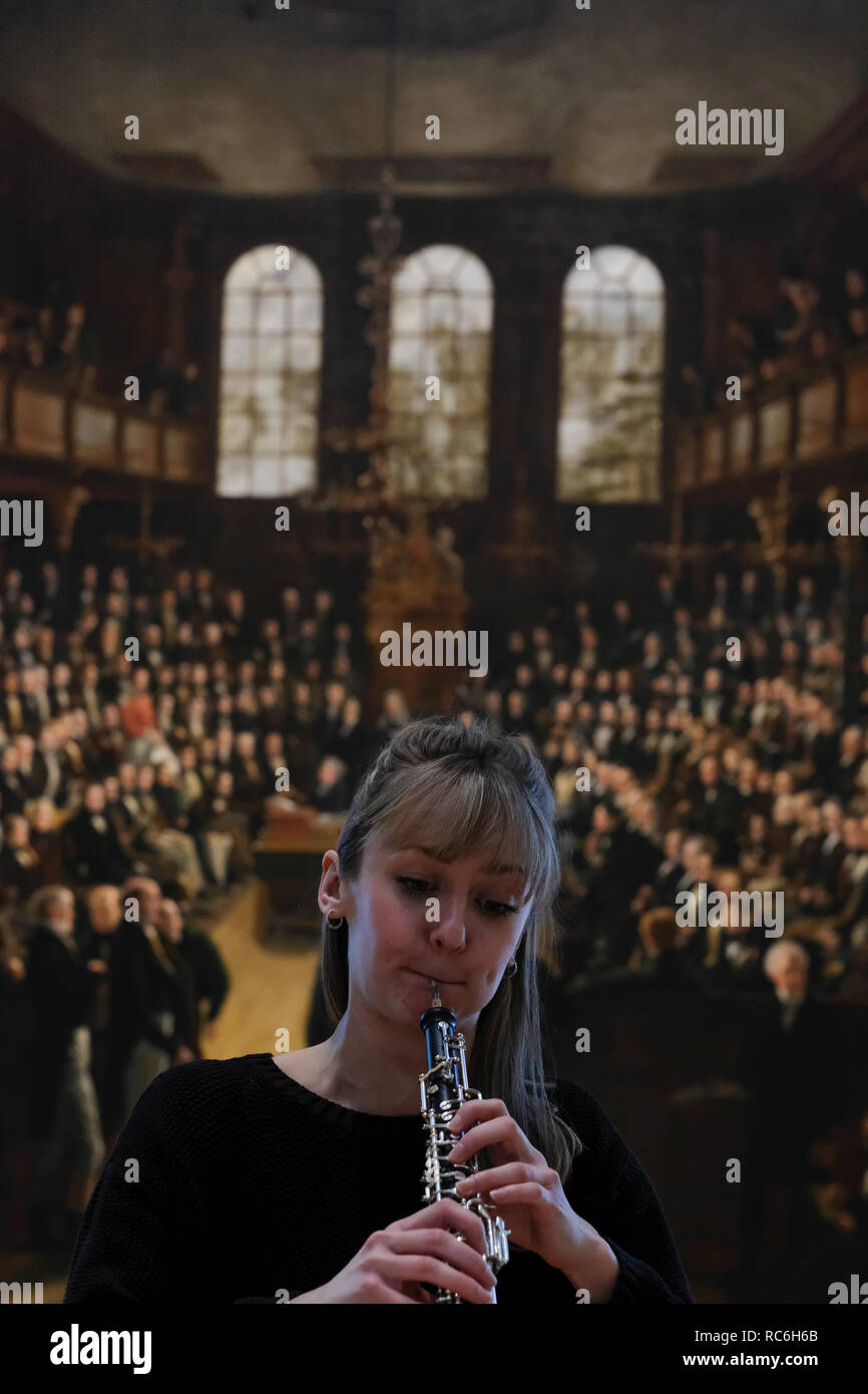 National Portrait Gallery, London, England. 14. Januar, 2019. Eine Leistung auf der Basis der Gemälde von Gainsborough's Töchter derzeit auf der National Portrait Gallery in die Musik der oboist Johann Christian Fischer. Regie: Luke Dixon Musikalische Leitung: Tyrone Landau Choreograph: Jane Turner Darsteller: Angie Goddard, Theresa Hoffmann, Fiona McKinnon, Lizzie Willis, Oboist: Penelope Carter Gast Lautenspieler: Gnade Rumgay Kredit. Mark O'Brien/Alamy leben Nachrichten Stockfoto