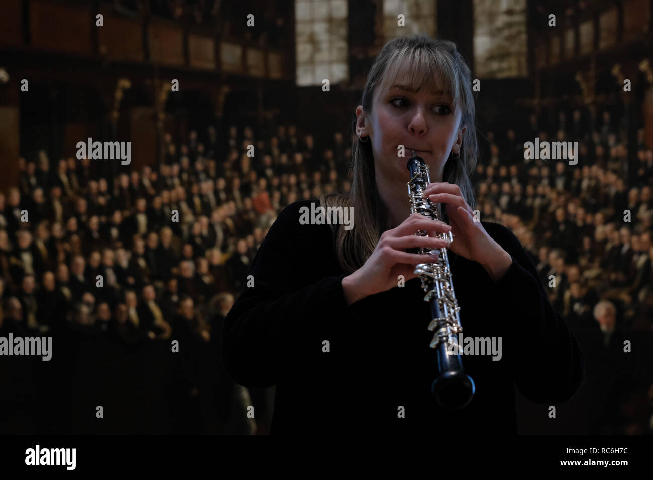 National Portrait Gallery, London, England. 14. Januar, 2019. Eine Leistung auf der Basis der Gemälde von Gainsborough's Töchter derzeit auf der National Portrait Gallery in die Musik der oboist Johann Christian Fischer. Regie: Luke Dixon Musikalische Leitung: Tyrone Landau Choreograph: Jane Turner Darsteller: Angie Goddard, Theresa Hoffmann, Fiona McKinnon, Lizzie Willis, Oboist: Penelope Carter Gast Lautenspieler: Gnade Rumgay Kredit. Mark O'Brien/Alamy leben Nachrichten Stockfoto