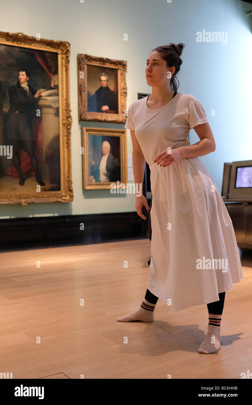 National Portrait Gallery, London, England. 14. Januar, 2019. Eine Leistung auf der Basis der Gemälde von Gainsborough's Töchter derzeit auf der National Portrait Gallery in die Musik der oboist Johann Christian Fischer. Regie: Luke Dixon Musikalische Leitung: Tyrone Landau Choreograph: Jane Turner Darsteller: Angie Goddard, Theresa Hoffmann, Fiona McKinnon, Lizzie Willis, Oboist: Penelope Carter Gast Lautenspieler: Gnade Rumgay Kredit. Mark O'Brien/Alamy leben Nachrichten Stockfoto