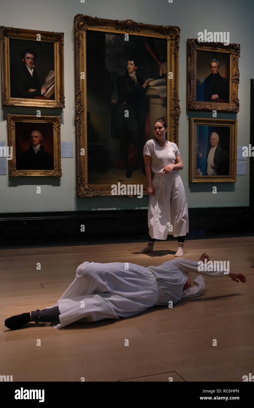 National Portrait Gallery, London, England. 14. Januar, 2019. Eine Leistung auf der Basis der Gemälde von Gainsborough's Töchter derzeit auf der National Portrait Gallery in die Musik der oboist Johann Christian Fischer. Regie: Luke Dixon Musikalische Leitung: Tyrone Landau Choreograph: Jane Turner Darsteller: Angie Goddard, Theresa Hoffmann, Fiona McKinnon, Lizzie Willis, Oboist: Penelope Carter Gast Lautenspieler: Gnade Rumgay Kredit. Mark O'Brien/Alamy leben Nachrichten Stockfoto