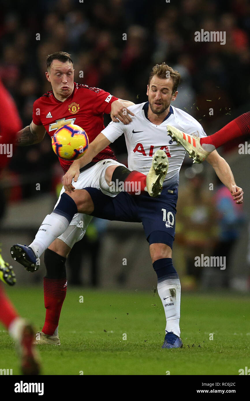 Harry Kane von Tottenham Hotspur ist von Phil Jones von Manchester United in Angriff genommen. EPL Premier League match, Tottenham Hotspur v Manchester Utd im Wembley Stadion in London am Sonntag, den 13. Januar 2019. Dieses Bild dürfen nur für redaktionelle Zwecke verwendet werden. Nur die redaktionelle Nutzung, eine Lizenz für die gewerbliche Nutzung erforderlich. Keine Verwendung in Wetten, Spiele oder einer einzelnen Verein/Liga/player Publikationen. pic von Andrew Obstgarten/Andrew Orchard sport Fotografie/Alamy leben Nachrichten Stockfoto