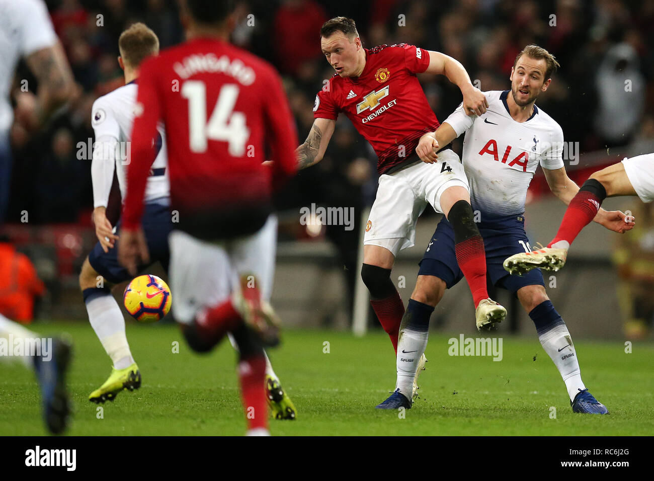 Harry Kane von Tottenham Hotspur in Angriff genommen wird von Phil Jones von Manchester United (4). EPL Premier League match, Tottenham Hotspur v Manchester Utd im Wembley Stadion in London am Sonntag, den 13. Januar 2019. Dieses Bild dürfen nur für redaktionelle Zwecke verwendet werden. Nur die redaktionelle Nutzung, eine Lizenz für die gewerbliche Nutzung erforderlich. Keine Verwendung in Wetten, Spiele oder einer einzelnen Verein/Liga/player Publikationen. pic von Andrew Obstgarten/Andrew Orchard sport Fotografie/Alamy leben Nachrichten Stockfoto