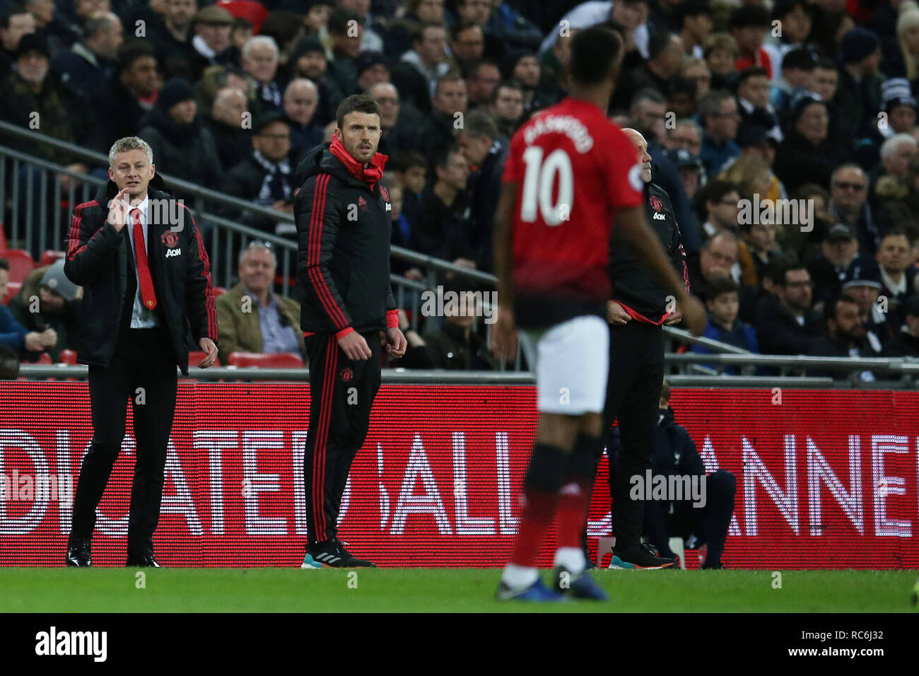 Ole Gunnar Solsksjaer, die Interim Manager von Manchester United (l) und Assistant Manager Michael Carrick Anweisungen an Marcus Rashford von Manchester United. EPL Premier League match, Tottenham Hotspur v Manchester Utd im Wembley Stadion in London am Sonntag, den 13. Januar 2019. Dieses Bild dürfen nur für redaktionelle Zwecke verwendet werden. Nur die redaktionelle Nutzung, eine Lizenz für die gewerbliche Nutzung erforderlich. Keine Verwendung in Wetten, Spiele oder einer einzelnen Verein/Liga/player Publikationen. pic von Andrew Obstgarten/Andrew Orchard sport Fotografie/Alamy leben Nachrichten Stockfoto