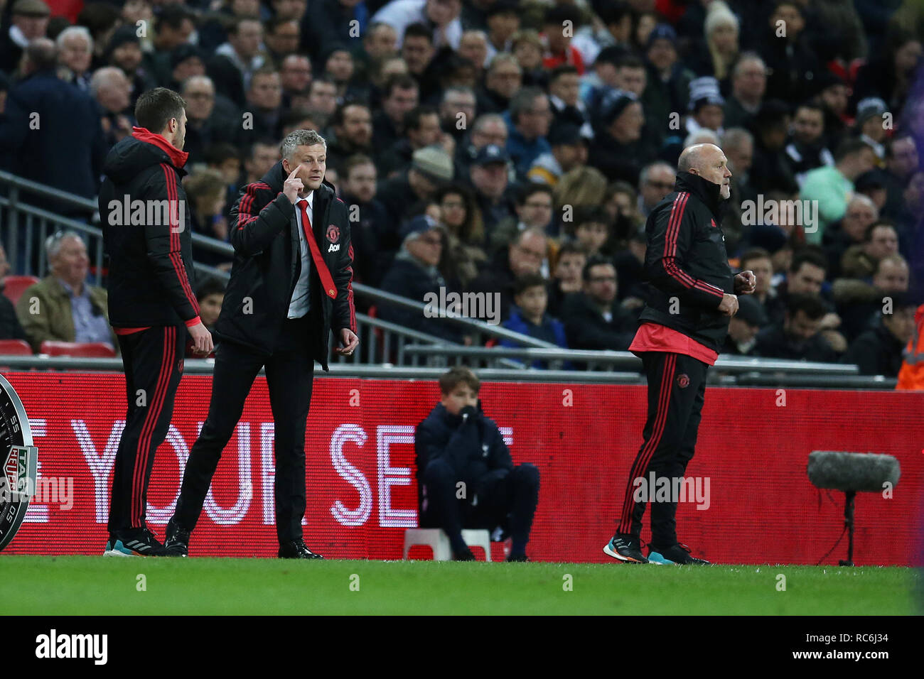 Ole Gunnar Solsksjaer, die Interim Manager von Manchester United © und seine Assistenten Michael Carrick (l) und Mike Phelan Anweisungen zu erteilen, ihre Spieler aus der touchline. EPL Premier League match, Tottenham Hotspur v Manchester Utd im Wembley Stadion in London am Sonntag, den 13. Januar 2019. Dieses Bild dürfen nur für redaktionelle Zwecke verwendet werden. Nur die redaktionelle Nutzung, eine Lizenz für die gewerbliche Nutzung erforderlich. Keine Verwendung in Wetten, Spiele oder einer einzelnen Verein/Liga/player Publikationen. pic von Andrew Obstgarten/Andrew Orchard sport Fotografie/Alamy leben Nachrichten Stockfoto