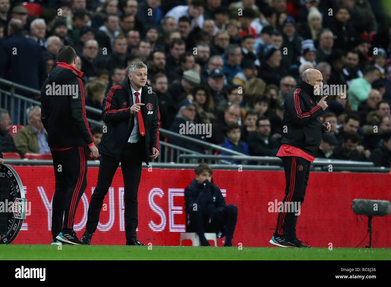 Ole Gunnar Solsksjaer, die Interim Manager von Manchester United © und seine Assistenten Michael Carrick (l) und Mike Phelan Anweisungen zu erteilen, ihre Spieler aus der touchline. EPL Premier League match, Tottenham Hotspur v Manchester Utd im Wembley Stadion in London am Sonntag, den 13. Januar 2019. Dieses Bild dürfen nur für redaktionelle Zwecke verwendet werden. Nur die redaktionelle Nutzung, eine Lizenz für die gewerbliche Nutzung erforderlich. Keine Verwendung in Wetten, Spiele oder einer einzelnen Verein/Liga/player Publikationen. pic von Andrew Obstgarten/Andrew Orchard sport Fotografie/Alamy leben Nachrichten Stockfoto