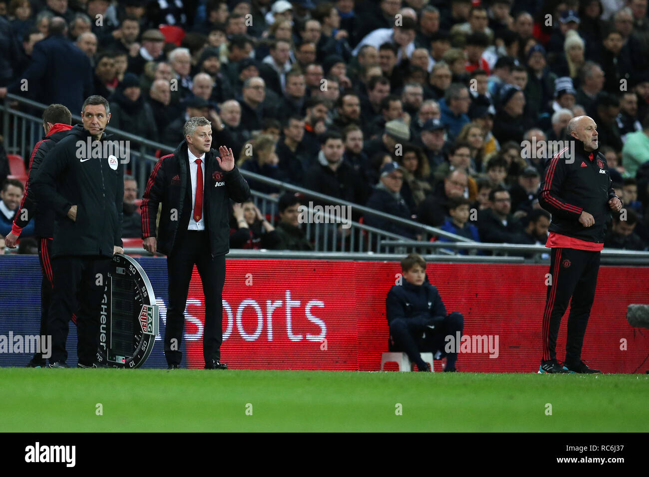 Ole Gunnar Solsksjaer, die Interim Manager von Manchester United © und sein Assistent Mike Phelan Anweisungen zu erteilen, ihre Spieler aus der touchline. EPL Premier League match, Tottenham Hotspur v Manchester Utd im Wembley Stadion in London am Sonntag, den 13. Januar 2019. Dieses Bild dürfen nur für redaktionelle Zwecke verwendet werden. Nur die redaktionelle Nutzung, eine Lizenz für die gewerbliche Nutzung erforderlich. Keine Verwendung in Wetten, Spiele oder einer einzelnen Verein/Liga/player Publikationen. pic von Andrew Obstgarten/Andrew Orchard sport Fotografie/Alamy leben Nachrichten Stockfoto